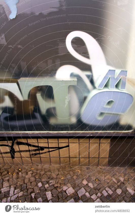 Buchstaben im Schaufenster berlin büro deutschland fassade gebäude hauptstadt haus leben reise skyline stadtbezirk straßenfotografie street photography