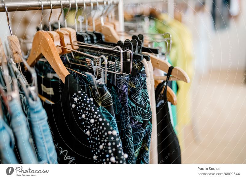 Hängende Kleidung zum Verkauf Bekleidung erhängen Laden kaufen Werkstatt Mode Einzelhandel lässig Ablage anhaben Kleiderschrank Sale Stil Frau Wahl Kleiderbügel