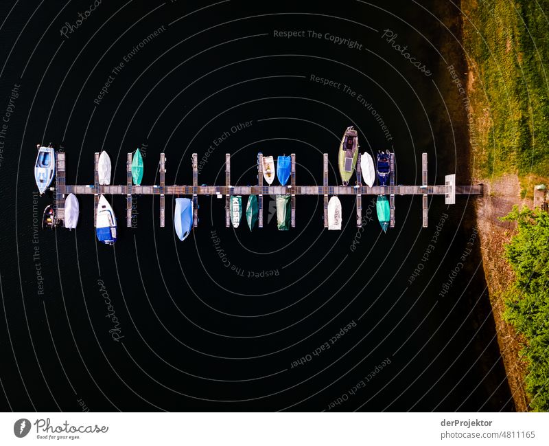 Schiffssteg mit kleinen Booten von oben fotografiert Farbfoto ästhetisch trendy Ferien & Urlaub & Reisen Steg Ausflug Sehenswürdigkeit Menschenleer Luftaufnahme