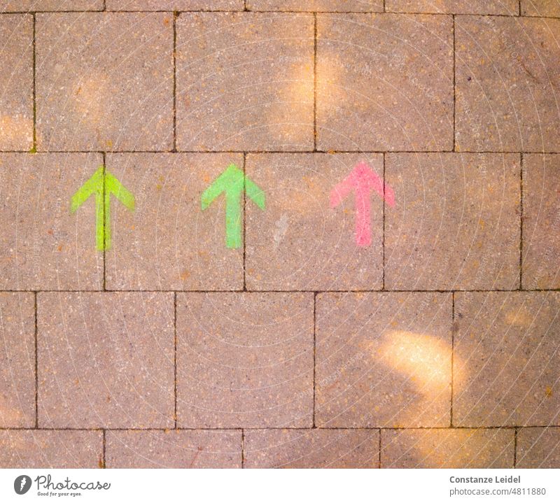 Drei bunte Pfeile auf Straßenpflaster mit Sonnenlicht Gehweg Gehwegplatten Bürgersteig Richtung richtungsweisend Schilder & Markierungen Zeichen Wege & Pfade