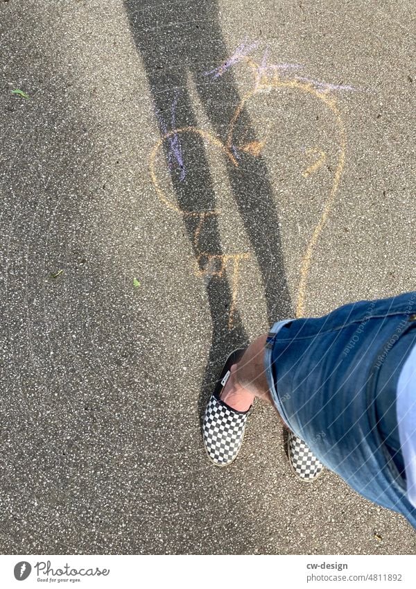 Füße von jungem Mann mit karierten Schuhen  von oben herab fotografiert Vans Kreidezeichnung Schatten