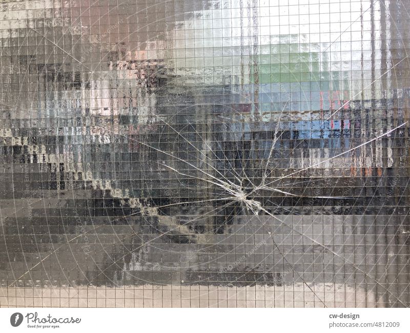 [hansa BER 2022]  Anonym im Hansaviertel Anonymität Glasscheibe Transparenz anonym transparenz durchsichtig Fenster transparent Scheibe transluzent