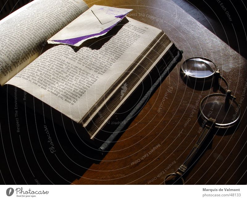 Lesezeit ruhig lesen Schreibtisch Tisch Buch Brille alt historisch Pause Literatur Lesezeichen Stillleben aufgeschlagen einmerker Farbfoto Innenaufnahme