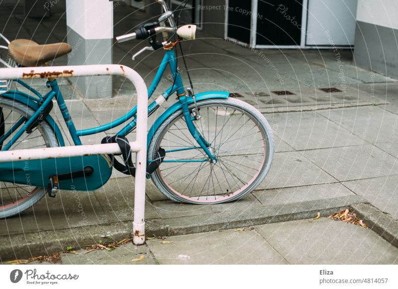 [hansa BER 2022] Blaues Fahrrad mit Platten platt Luft raus Reifen kaputt Panne Reifenpanne Fahrradreifen unbenutzbar Rad angeschlossen abgeschlossen angelehnt