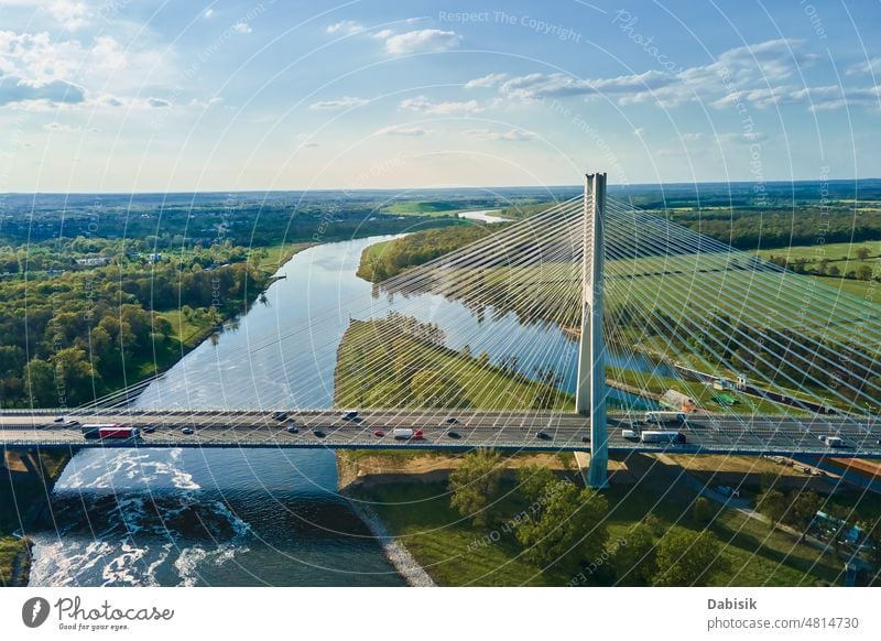 Große Brücke über den Fluss mit Autoverkehr PKW Verkehr Antenne Straße Autobahn Landschaft Breslau redzinski Natur Vogelauge Ansicht Himmel bewegend fahren Top