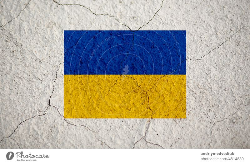 Ein altes Bild der Flagge der Ukraine an einer Wand mit einem Riss. Eine Krise. Beten Sie für die Ukraine. Sichere Ukraine Fahne patriotisch national Grunge