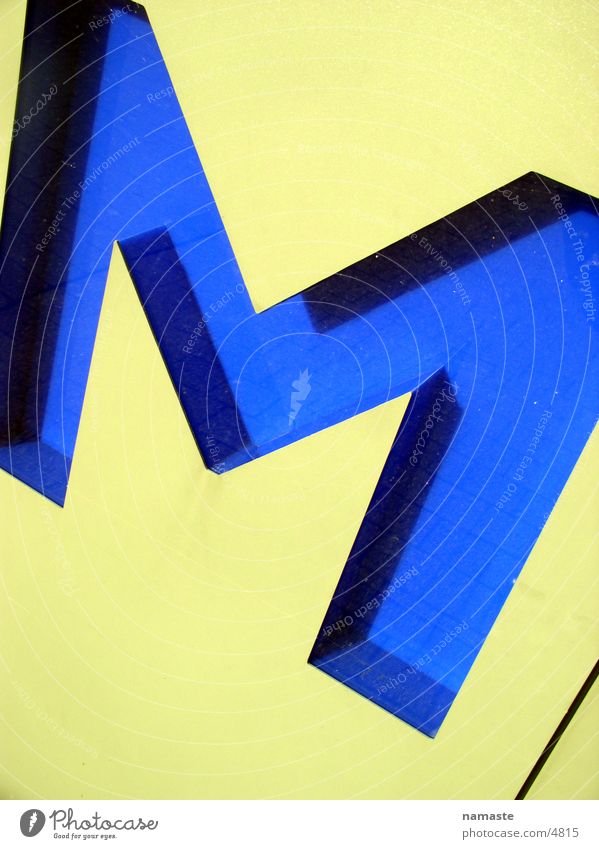z k M gelb Buchstaben Karlsruhe Architektur zkm blau Schriftzeichen