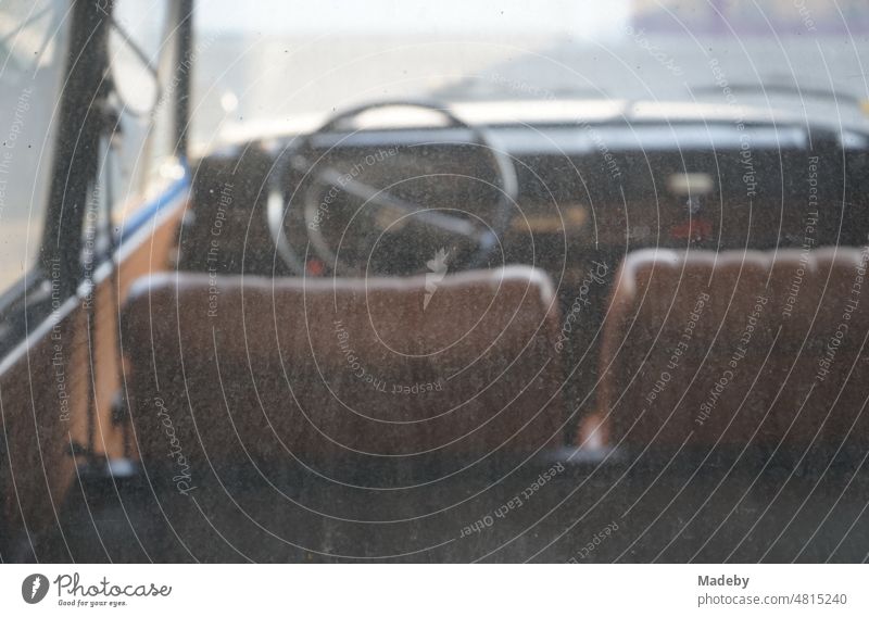 Blick durch die verschmutzte Heckscheibe auf Innenraum und Armaturenbrett eines deutschen Heckmotor Kleinwagen der Sechziger Jahre am Automuseum in Lemgo Hörstmar bei Detmold in Ostwestfalen-Lippe