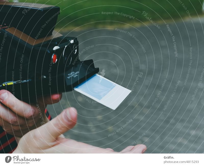 [hansa BER 2022] Es entwickelt sich was Polaroid sofortbildfilm Sofortbildkamera Polaroidkamera Fotografie Fotografieren Farbfoto Mensch analog Lifestyle