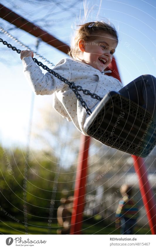 Mädchen schaukelt Kindheit Lebensfreude Glück authentisch Spielen natürlich Bewegung Schaukel Spielplatz schaukeln Mensch Freizeit & Hobby Schwung elan aktiv