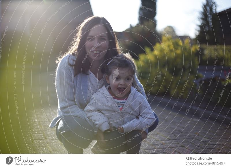 Mutter mit ihrer Tochter im Gegenlicht lachen Lächeln Freude Glück Familie & Verwandtschaft 5 Jahre alt glückliches kind Kindheit froh Lebensfreude Zusammensein