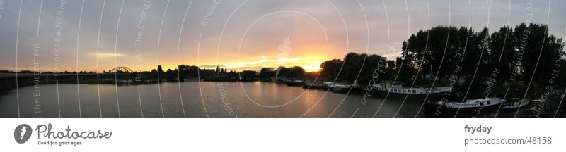 Sonniger See Panorama (Aussicht) Weitwinkel Sonnenuntergang Wasserfahrzeug Gegenlicht feuerrot erleutet Himmel Fluss horizontleuchten groß Panorama (Bildformat)