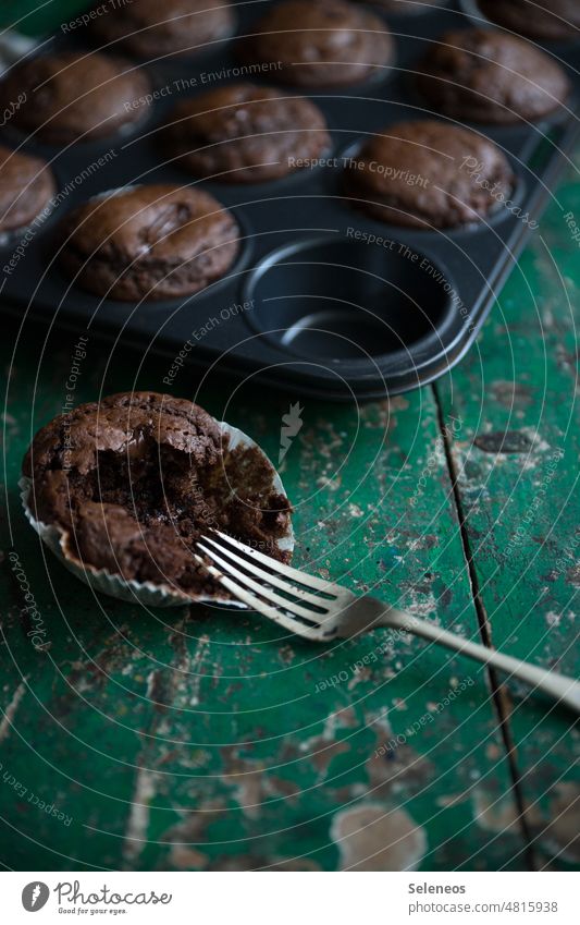 Schokoladenmuffin in vegan Muffin Kuchen Kuchengabel Schokoladenkuchen Muffinförmchen süß Backwaren lecker Ernährung Teigwaren Lebensmittel Süßwaren Farbfoto