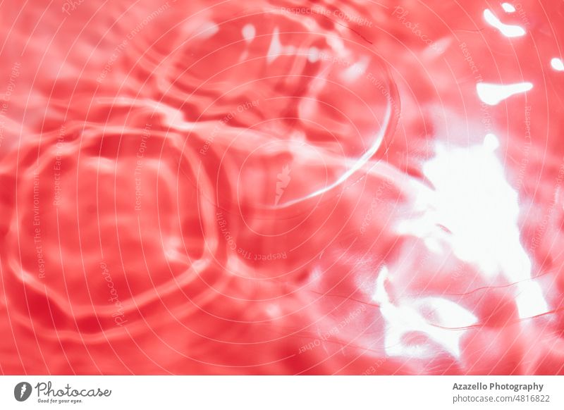 Roter abstrakter Hintergrund in Unschärfe. Unscharfe flüssige Oberfläche mit Kräuseln. abstrakte Kunst Blut Schaumblase chaotisch abschließen Farbe farbenfroh