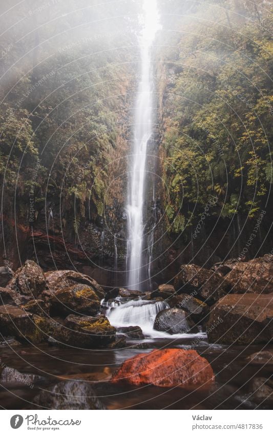 Bei Regenwetter erhebt sich der majestätische und bekannte Wasserfall 25fontes im Nebel und Regen auf der Insel Madeira, Portugal. Magische Orte in Europa entdecken