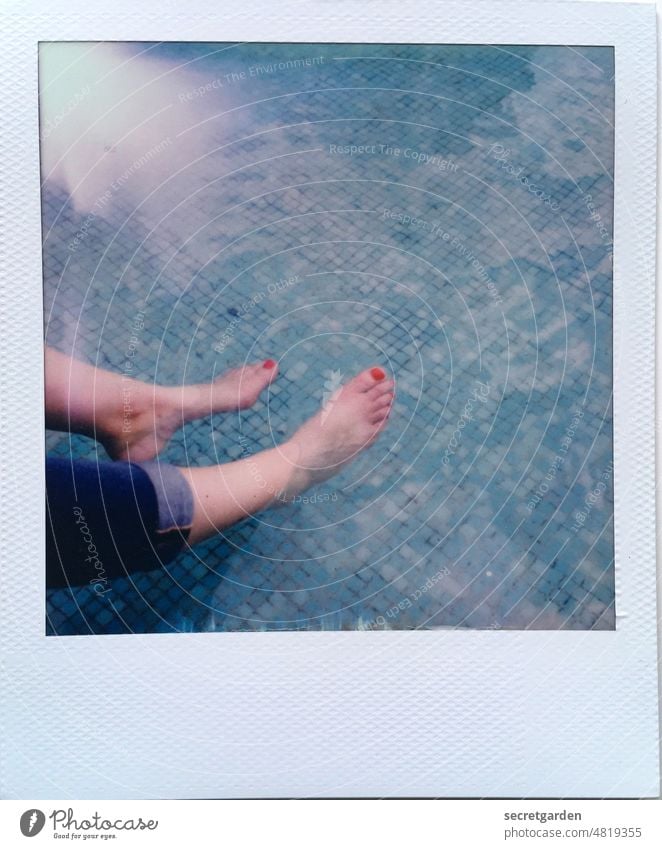[hansa BER 2022] Poolplantschen Polaroid analog Füße nass erfrischend abkühlen Rahmen Jeans Nagellack Wasser Sommer Außenaufnahme blau Beine Frau Barfuß Zehen