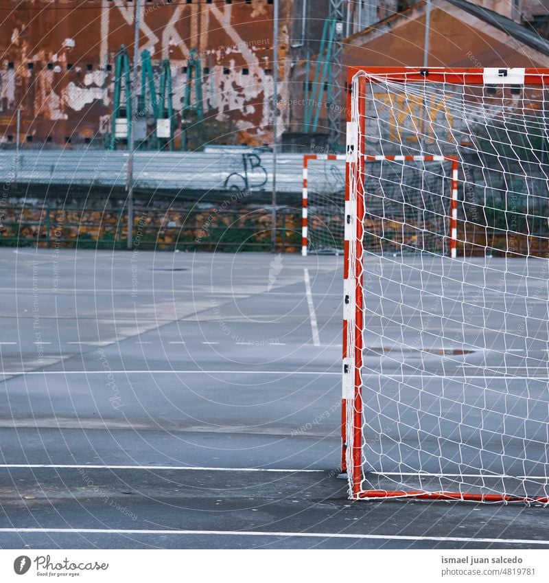 Sportgeräte für Straßenfußball-Tore Fußballtor Seil Netz Feld Fußballfeld Gerät spielen Spielen Verlassen alt Park Spielplatz im Freien gebrochen Bilbao Spanien