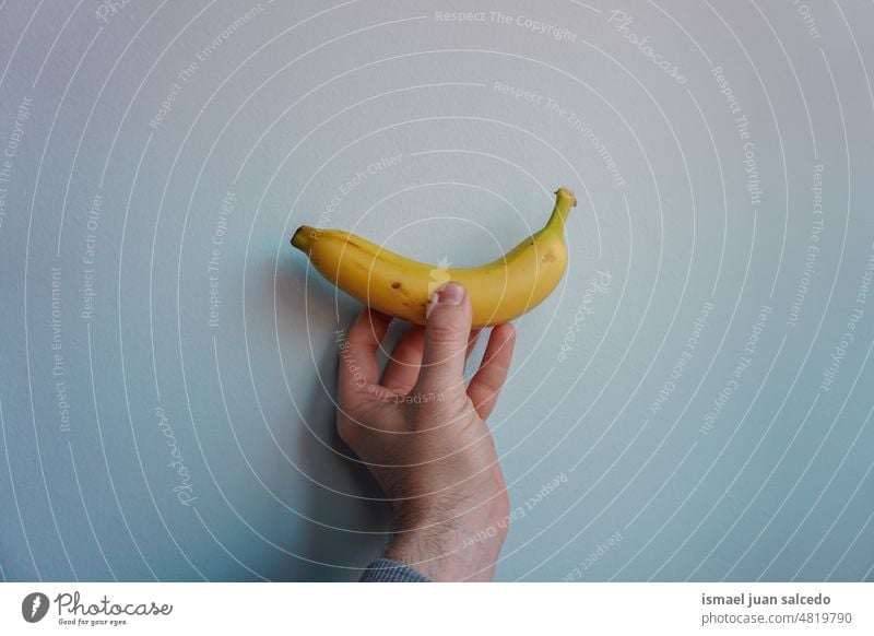 Hand hält eine Bananenfrucht Frucht Lebensmittel Essen und Trinken Gesundheit Gesunde Ernährung gesunde Ernährung Food-Fotografie Kalium Kalium-Banane Vitamin