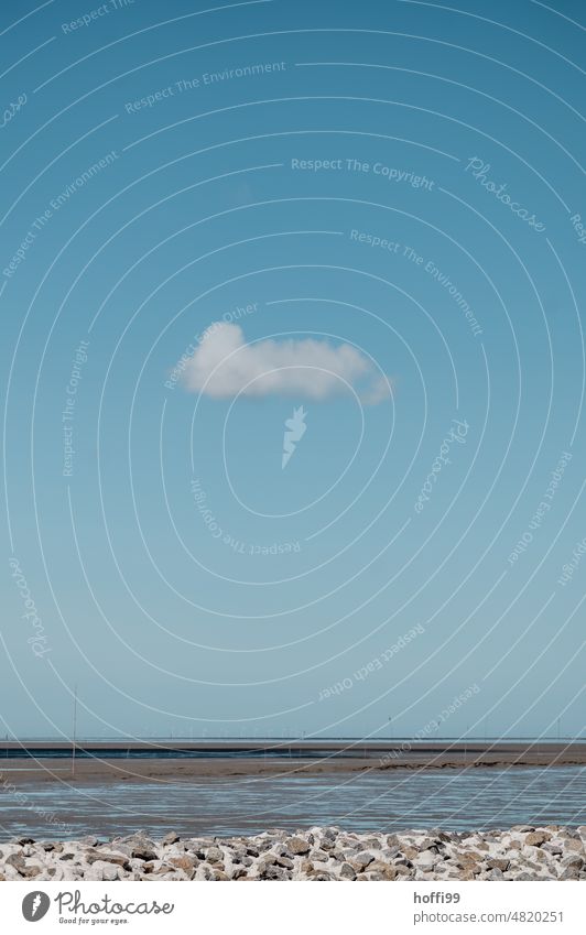 Wölkchen am blauen Himmel über der Nordseeküste bei Ebbe minimalistisch Wolken Minimalismus Ruhe Menschenleer Küste Wattenmeer Einsamkeit stille stilles Wasser