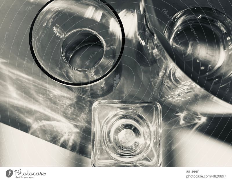 Stilleben mit Glasflaschen Schwarzweißfoto schwarz Reflexion Reflexion & Spiegelung Licht Schatten Menschenleer Kontrast Flaschen Vogelperspektive Stillleben