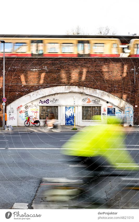 Verkehr in Berlin ­- Radfahren - S-Bahn - Strasse Außenaufnahme trist immobilie mehrfarbig Textfreiraum links Textfreiraum unten Immobilienmarkt hauskauf