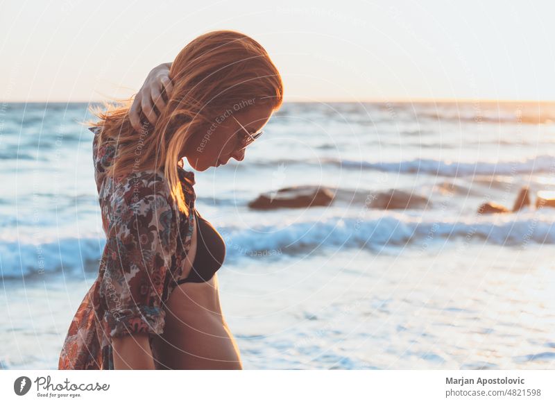 Frau genießt den Sonnenuntergang am Strand Khalkidhiki halkidiki Chalkidiki Seeküste Küstenlinie Badeurlaub Ferien & Urlaub & Reisen Urlaubsstimmung reisen