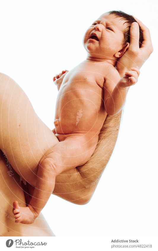 Crop hemdsärmeligen Vater hält nackten Baby in weißen Studio Mann Liebe neugeboren Elternschaft Angebot Säuglingsalter unschuldig niedlich Kindheit männlich