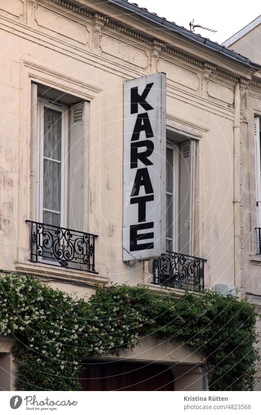 karate werbung schild leuchtreklame reklameschild werbeschild schrift typo typografie buchstaben fassade haus gebäude außen außenwerbung karateschule