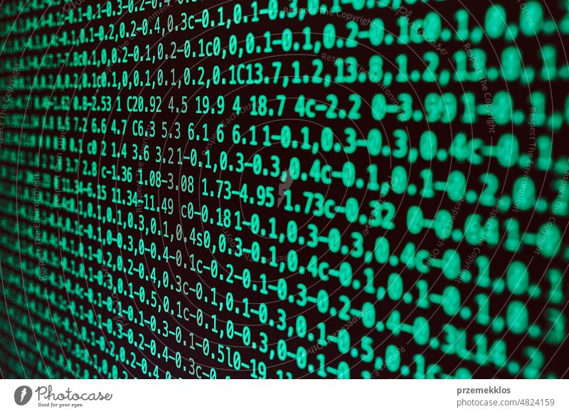 Digitale Daten auf einem Computerbildschirm. Grüne Zahlen und Buchstaben. Digitaler Hintergrund. Sicherheit und Schutz von Daten. Daten in der Datenbank digital