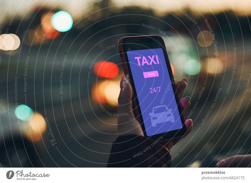 Frau, die ein Taxi online über eine mobile Anwendung auf einem Smartphone bestellt. Taxibestellung über eine Online-Anwendung. Bestellung einer Taxifahrt in einer Straße im Stadtzentrum. Carsharing. Taxidienst auf dem Handy