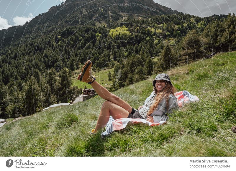 Junges lateinisches Mädchen in den Bergen von Andorra. aktiv Aktivität Erwachsener Athlet sportlich attraktiv schön Schönheit Fahrrad brünett heiter Großstadt