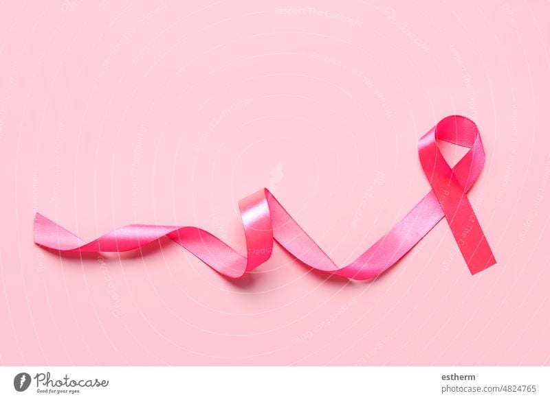 Draufsicht auf rosa Schleife Symbol Brustkrebs Bewusstsein mit Platz für Text Erkenntnis Bändchen Krebs Brustkrebs-Symbol Almosen Gesundheit der Frauen