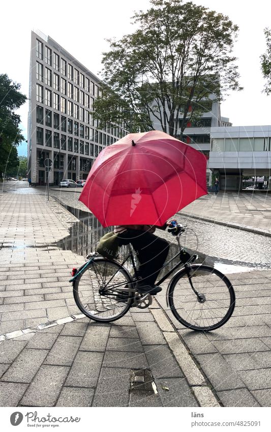 UrbanNature HB] Fahrad fahren im Regen - ein lizenzfreies Stock Foto von  Photocase