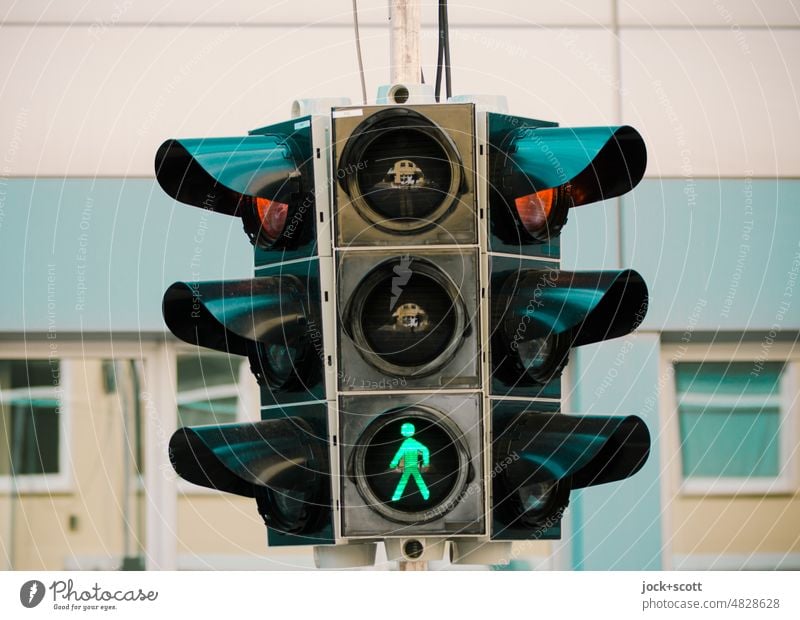 Mobile Fußgänger-Signalanlage - ein lizenzfreies Stock Foto von Photocase
