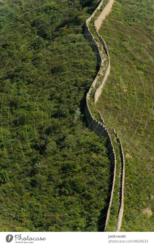 Chinesische Mauer aus der Vogelperspektive Weltkulturerbe Sehenswürdigkeit Bauwerk Wahrzeichen historisch lang Schutz Macht grün unten einzigartig Wege & Pfade