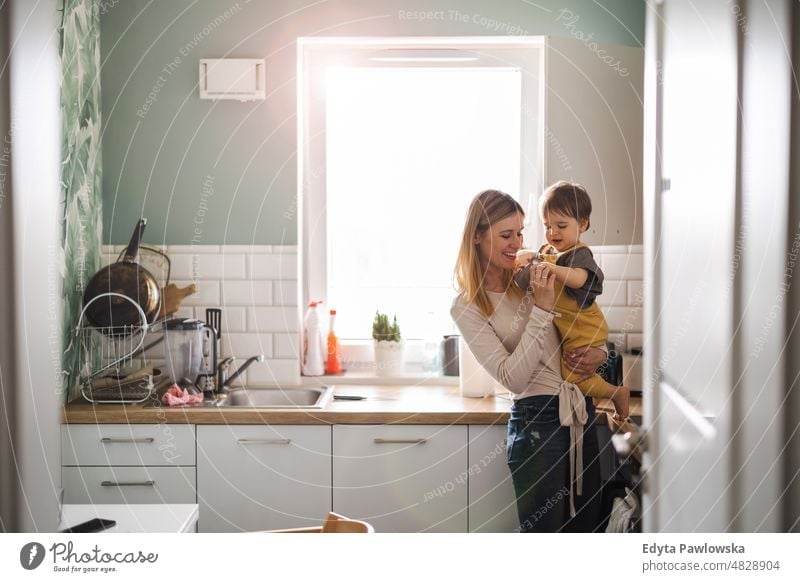 Junge Mutter mit Kind in der Küche Erwachsener Zuneigung Baby Bonden offen Pflege Kindheit heimisch genießend Familie Spaß Fröhlichkeit Glück heimwärts Haus