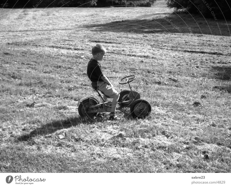 kind Kind Dreirad Wiese klein historisch Tretroller