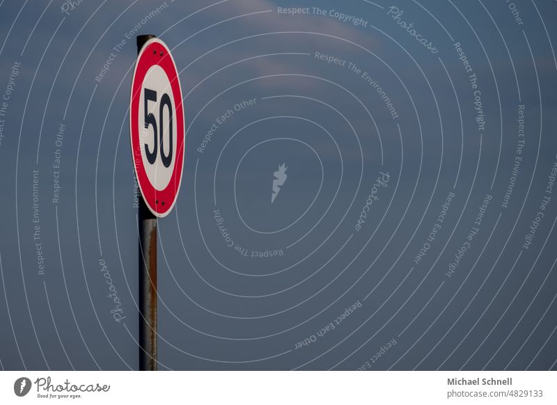 Verkehrsschild: Zulässige Höchstgeschwindigkeit 50 km/h Geschwindigkeitsbegrenzung langsam Verkehrszeichen Straßenverkehr Schilder & Markierungen Hinweisschild