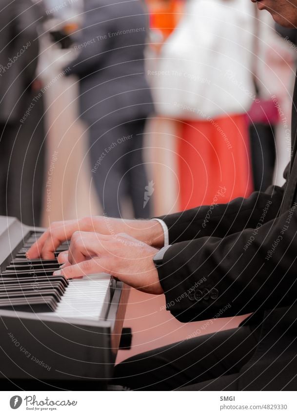 Nahaufnahme der Hände eines Pianisten, der bei der Feier einer Veranstaltung im Freien spielt Musik Musiker Klavier Person Mann Kreativität Finger Klang Frau