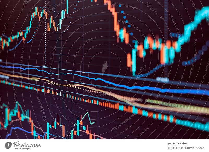 Online-Aktienhandel. Spekulation auf dem Markt. Candlestick-Diagramm. Devisenmarkt. Kaufen Sie Kryptowährungen. Geld verdienen. Stop Loss. Gewinn mitnehmen. Den Markt analysieren