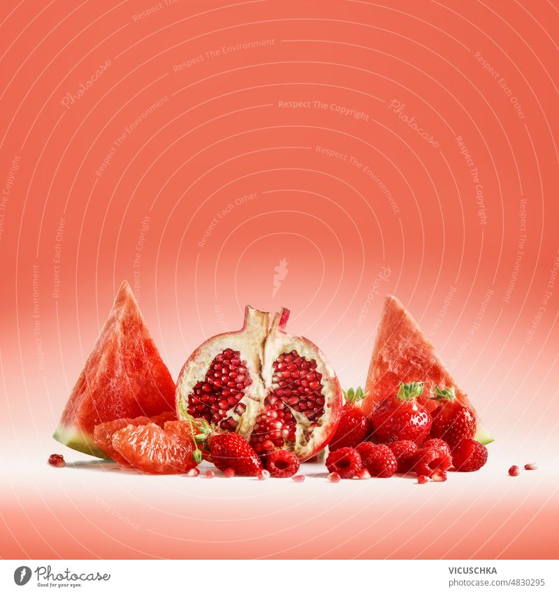 Rote Früchte Auswahl mit Wassermelone, Granatapfel, Erdbeeren und Himbeeren auf hellem Hintergrund rot erdbeeren lecker Gesundheit süß Sommer Zutaten