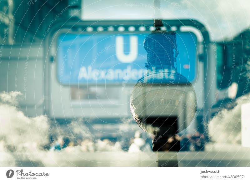 U-Bahnhof Alexanderplatz mit dem Fernsehturm Berliner Fernsehturm Wahrzeichen Hauptstadt Berlin-Mitte Stadtzentrum Wolken Doppelbelichtung Reaktionen u. Effekte