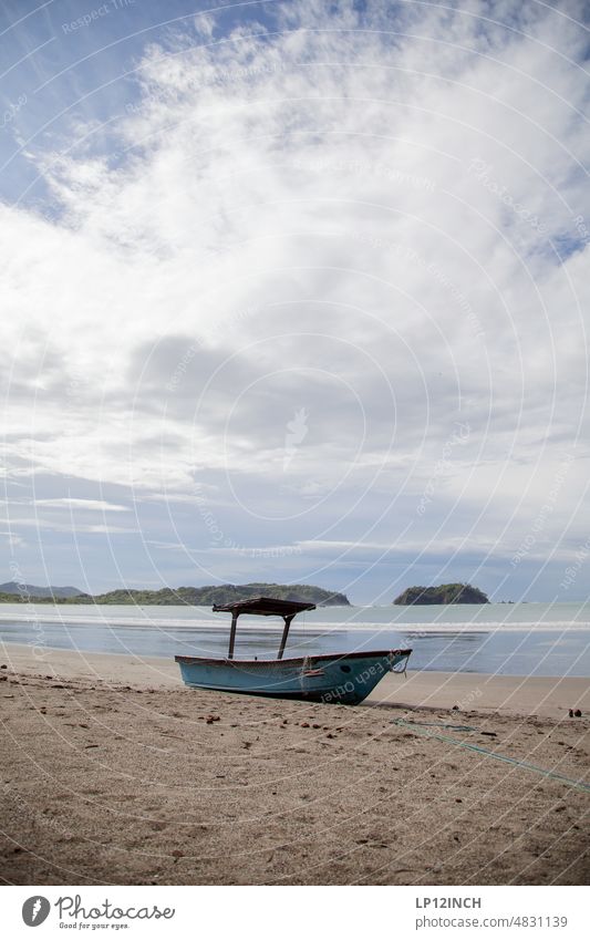 CR IV. Boot am Strand von Costa Rica Samara Meer Pazifikküste Pazifikstrand Urlaub Tourismus Naturschutz ebbe und flut Gezeiten Sandstrand