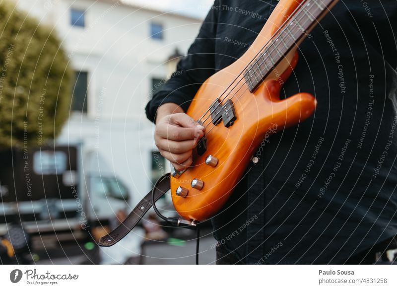 Mann spielt Bassgitarre auf der Bühne Bassist Musik Gitarre Musikinstrument Rockmusik Saite Freizeit & Hobby Klang Konzert Kontrabass Jazz Kunst Elektrobass