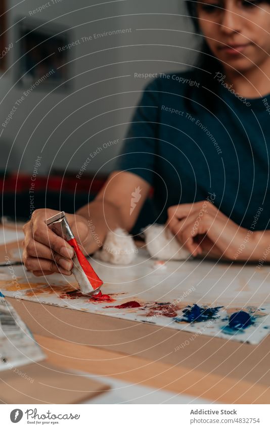 Lateinamerikanische Frau bereitet Farbpalette für Malerei vor Hobbys Erwachsener kreativ Meisterwerk künstlerisch Schaffung Wasserfarbe Talent professionell