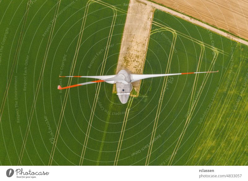 Luftaufnahme einer Windturbine, die die kinetische Energie des Windes in elektrische Energie umwandelt und erneuerbare, nachhaltige Energie in das Stromnetz einspeist