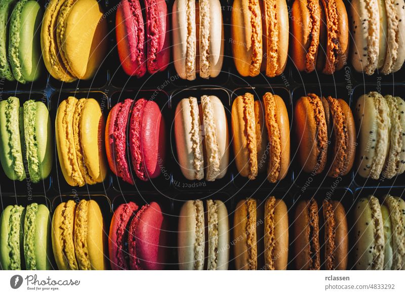 Frische helle farbige Macarons, oder Makronen. Verschiedene bunte Makronen in leckere süße Farbe - Bäckerei Konzeptbild Kuchen Hintergrund Dessert Gastronomie