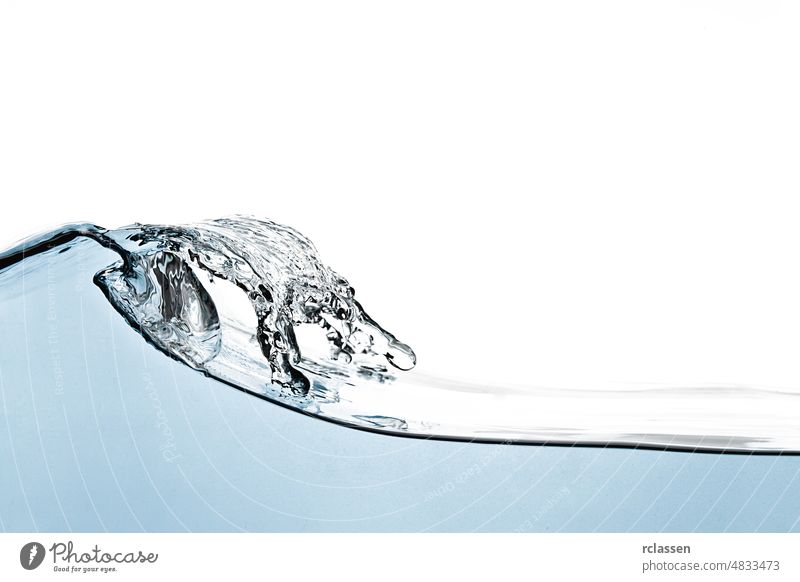 Welle Wasser und Blasen isoliert auf weißem Hintergrund winken vereinzelt Energie durchsichtig abstrakt Schönheit blau hell Schaumblase kreisen Sauberkeit