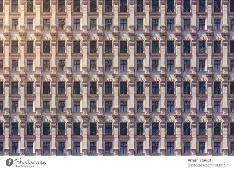 Architekturmuster, Berliner Altbau in Beige mit schönem Stuck Muster übergangslos Fassade Wiederholung groß riesig viele anonym Megastadt Zukunft modern