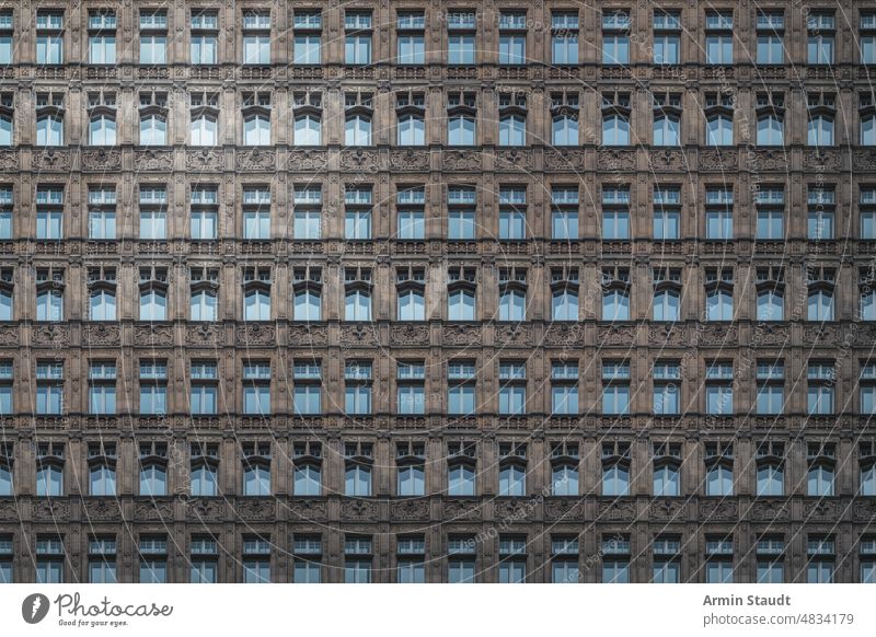 Architekturmuster, schönes altes Berliner Gebäude mit filigranen Verzierungen und blauen Fenstern Haus Stuck Muster übergangslos Fassade Wiederholung groß